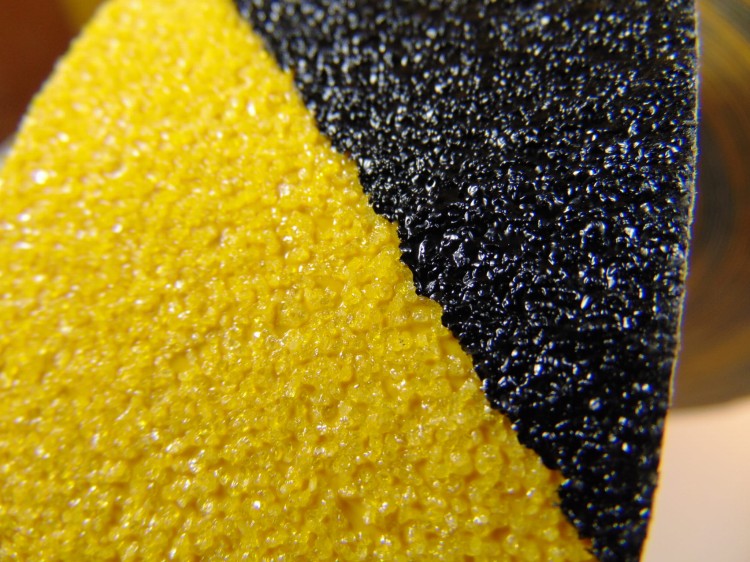 taśma antypoślizgowa żółto-czarna ostrzegawcza samoprzylepna HANSA TAPES zbliżenie MACRO rolka