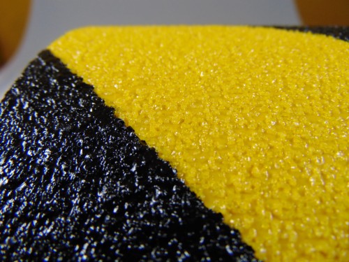 taśma antypoślizgowa żółto-czarna ostrzegawcza samoprzylepna HANSA TAPES zbliżenie MACRO