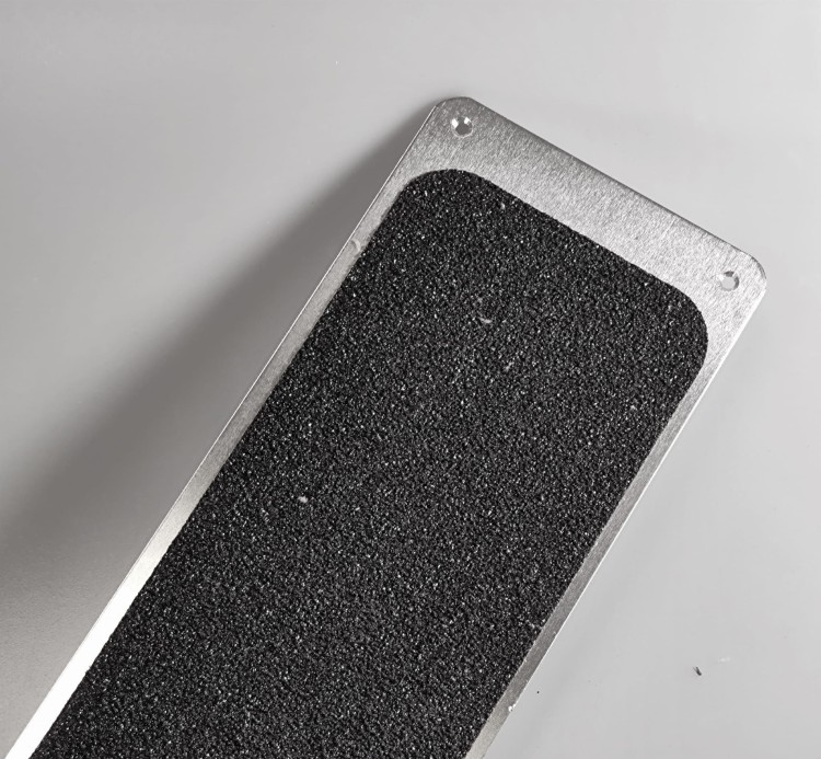 listwa przykręcana antypoślizgowa na rampy, podjazdy, FIXgrip HDG, 115mm x 635mm zbliżenie.jpg