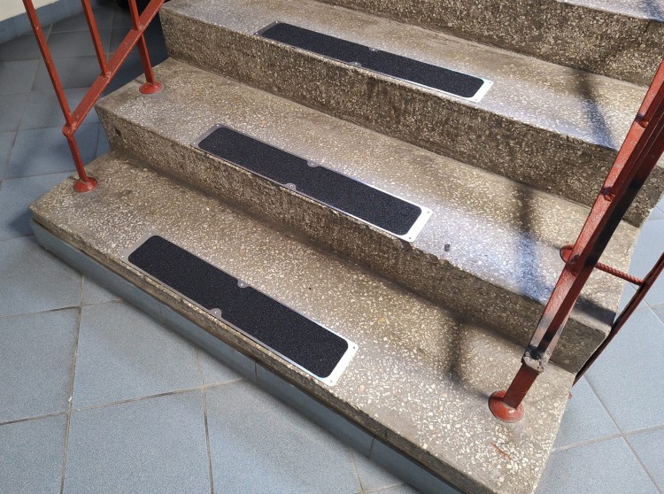 listwa przykręcana antypoślizgowa na rampy, podjazdy, FIXgrip HDG, 115mm x 635mm na schodach.jpg