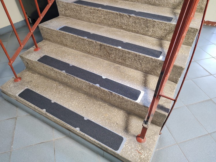 listwa przykręcana antypoślizgowa na rampy, podjazdy, FIXgrip HDG, 115mm x 1000mm, na schodach.jpg