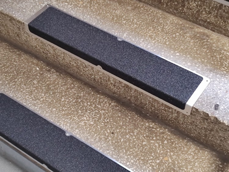 listwa przykręcana antypoślizgowa na rampy, podjazdy, FIXgrip HDG, 120mm x 45mm, na schodach.jpg