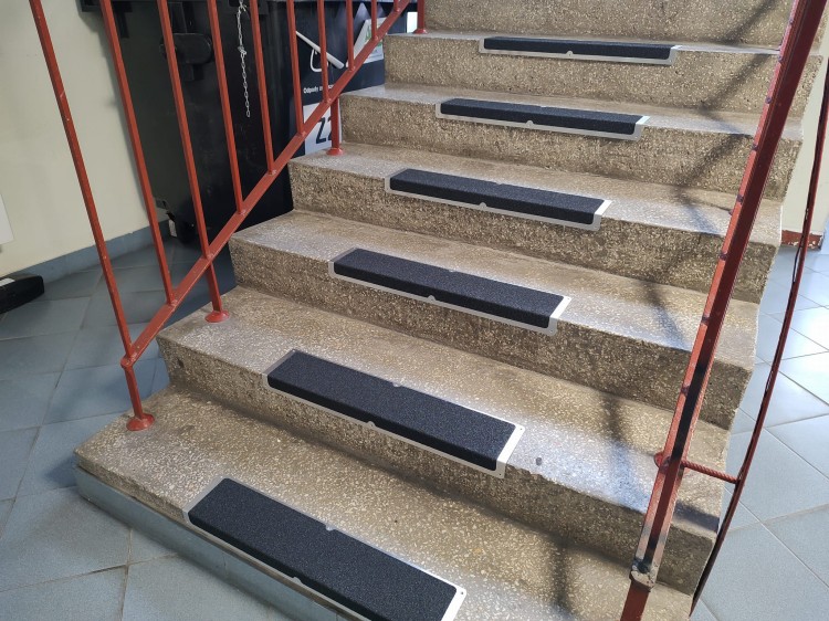 listwa przykręcana antypoślizgowa na rampy, podjazdy, FIXgrip HDG, 120mm x 45mm, na schodach 2.jpg