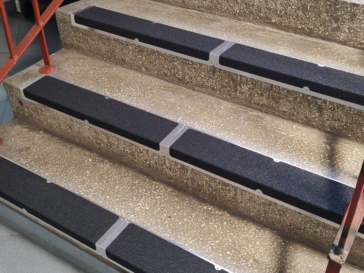 listwa przykręcana antypoślizgowa na rampy, podjazdy, FIXgrip HDG, 120mm x 45mm, na schodach 3.jpg