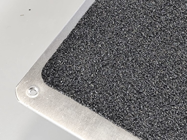 listwa przykręcana antypoślizgowa na rampy, podjazdy, FIXgrip HDG, zbliżenie.jpg