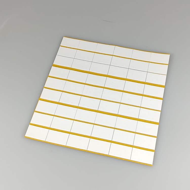 DWUKLEJKA 15mm x 25mm, formatka z pianki  dwustronnie klejącej 1mm, 56szt..jpg