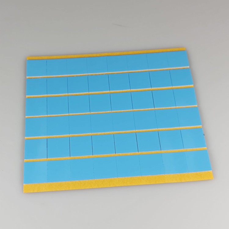 DWUKLEJKA 20mm x 20mm, formatka z pianki  dwustronnie klejącej 1mm, kwadrcik dwustronnie klejący.jpg