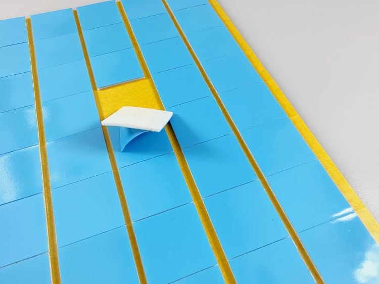 DWUKLEJKA 20mm x 20mm, formatka z pianki  dwustronnie klejącej 1mm, kwadrcik dwustronnie klejący, 3.jpg