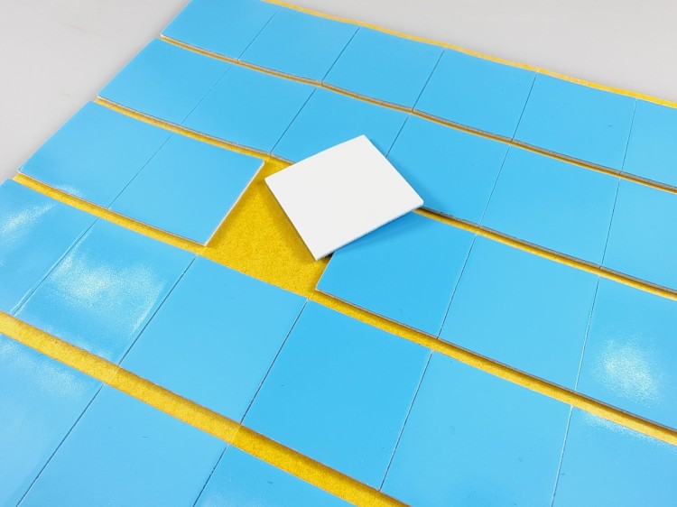 DWUKLEJKA 25mm x 25mm, formatka z pianki  dwustronnie klejącej 1mm, kwadrcik dwustronnie klejący, 3.jpg