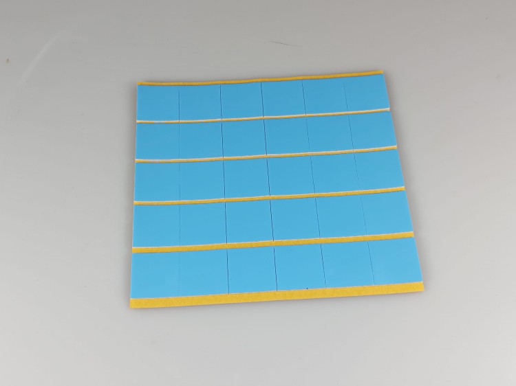 DWUKLEJKA 25mm x 25mm, formatka z pianki  dwustronnie klejącej 1mm, kwadrcik dwustronnie klejący.jpg