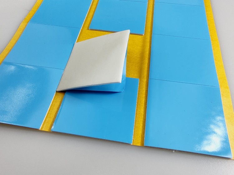 DWUKLEJKA 40mm x 40mm, formatka z pianki  dwustronnie klejącej 1mm, kwadrcik dwustronnie klejący.jpg