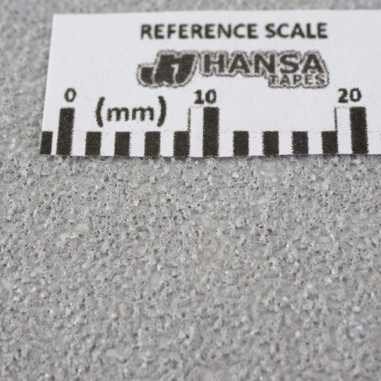 Naklejka na schody szara, antypoślizgowa z ziarnem średnim, StandardGRIP, HANSATAPES macro powiększenie 2.jpg