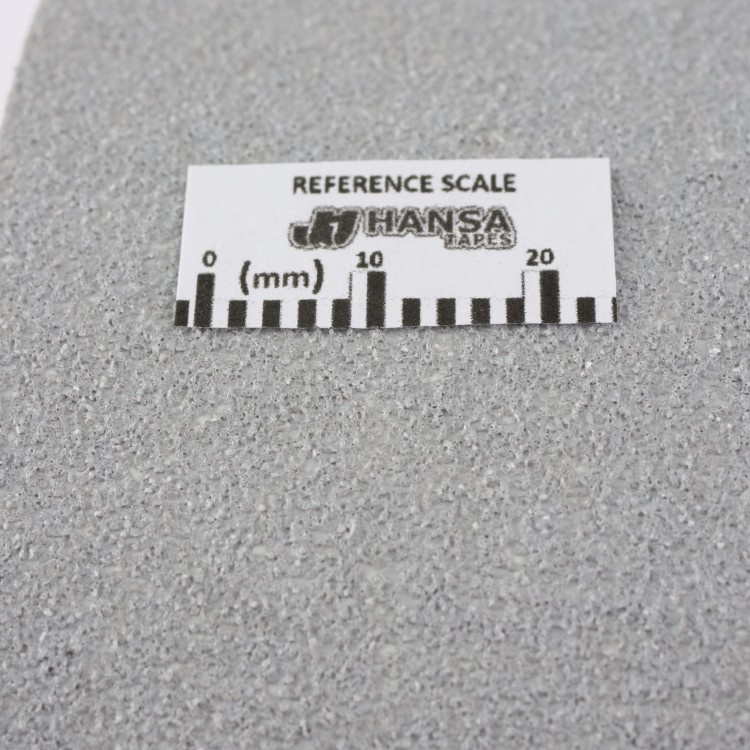 Naklejka na schody szara, antypoślizgowa z ziarnem średnim, StandardGRIP, HANSATAPES macro powiększenie 3.jpg
