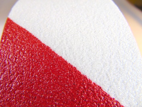 taśma antypoślizgowa biało-czerwona pasy ostrzegawcza samoprzylepna HANSA TAPES zbliżenie MACRO