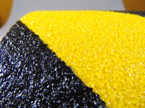 taśma antypoślizgowa żółto-czarna ostrzegawcza samoprzylepna HANSA TAPES zbliżenie MACRO