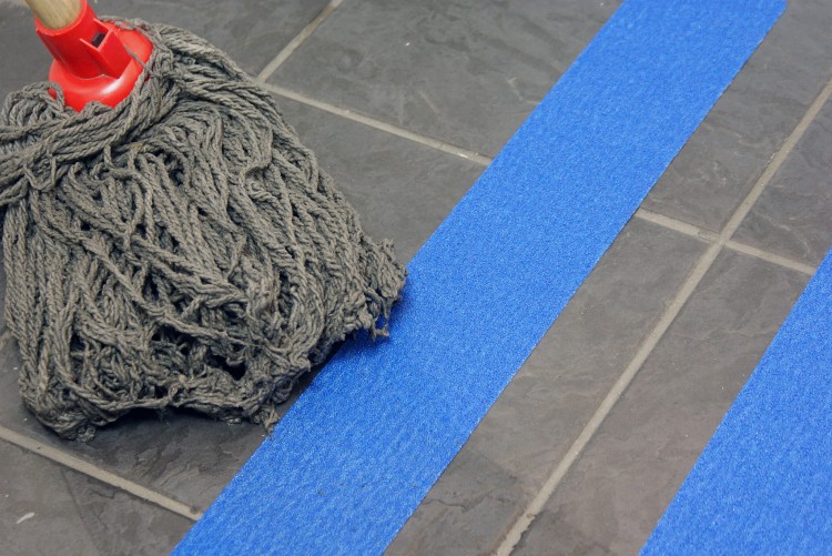 Taśma łatwa do mycia i zamiatania Mop and broom.jpg